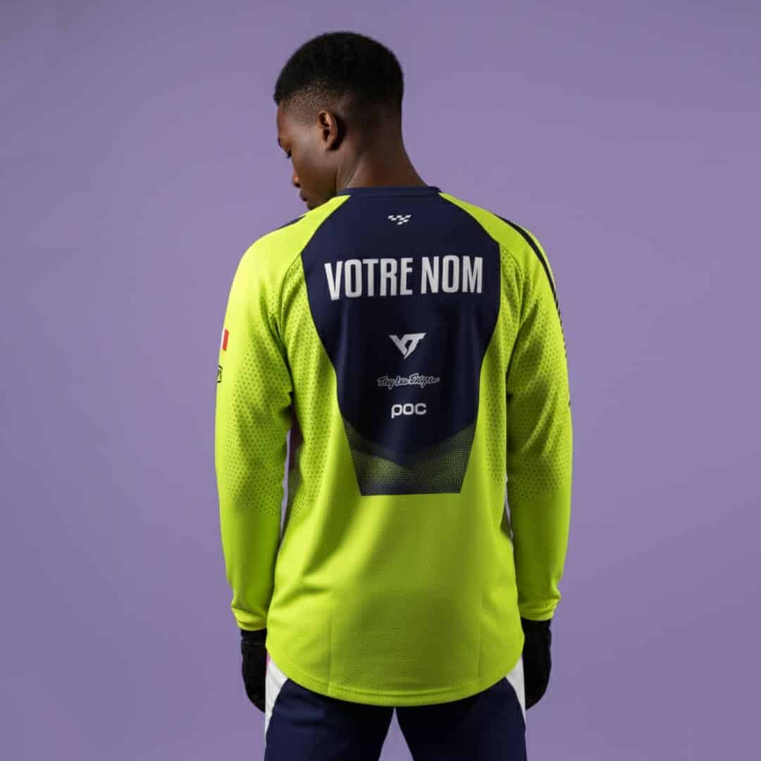 Custom MTB Enduro Jersey – French VTT Club Back view of a custom loose‑fit MTB jersey for a French enduro VTT club, modeled in studio, featuring placeholder rider name and sponsor logos, available in short and long sleeve.