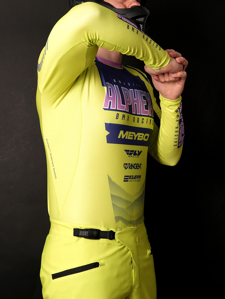 Jersey BMX Personalizado Extreme-Flex Ciclista BMX en estudio vistiendo un maillot BMX Extreme‑Flex Personalizado de ajuste ceñido, con logotipos, colores, nombres y números personalizables.