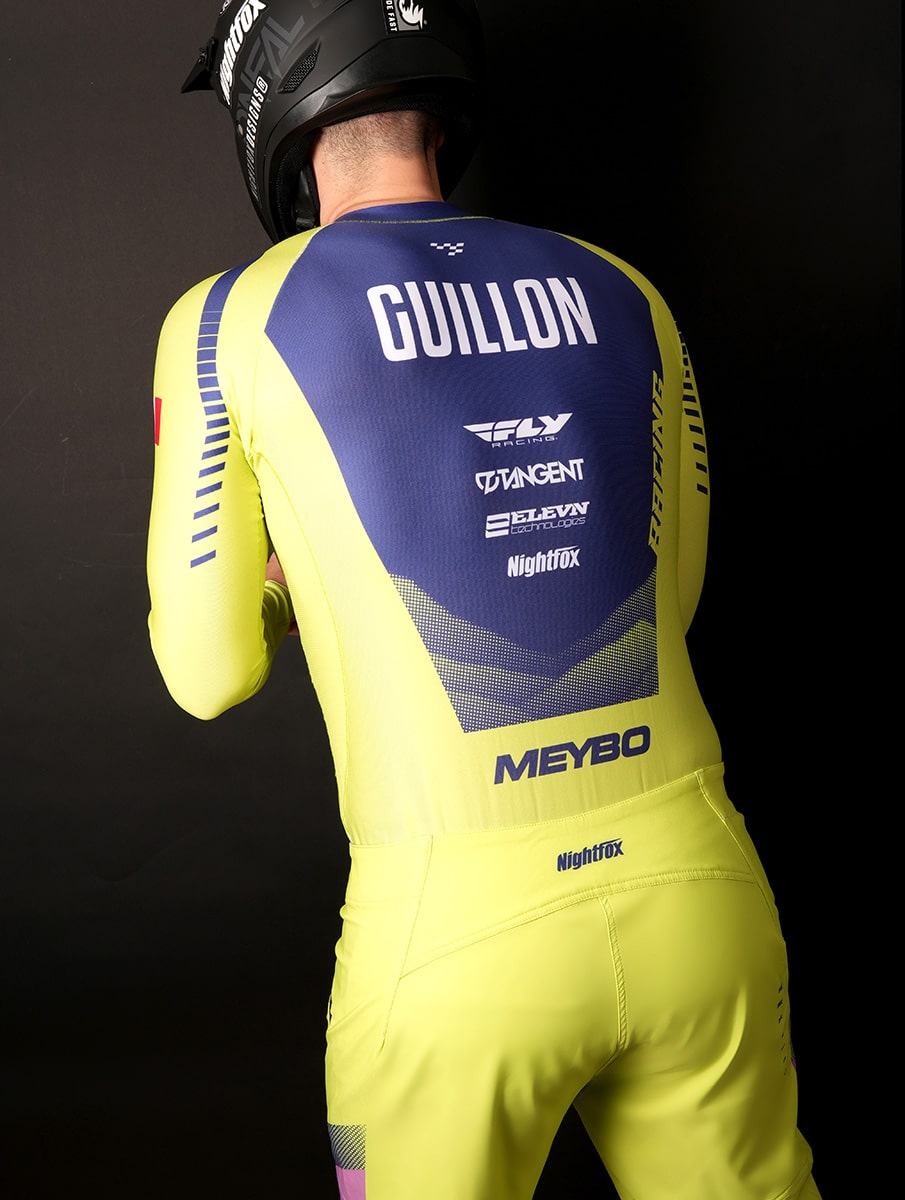 Maillot Hyper‑Stretch Performance BMX Ciclista de BMX en estudio vistiendo una camiseta BMX personalizada Hyper‑Stretch Performance de ajuste ceñido, con logotipos, colores y gráficos de equipo personalizables.