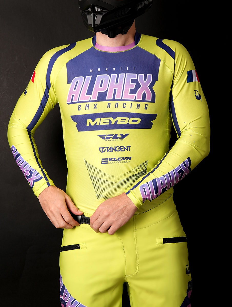 Jersey personalizado Ultra‑Stretch para BMX Ciclista de BMX en estudio con un jersey de BMX ultraelástico personalizado de corte ajustado, con gráficos y colores de equipo hechos a medida.